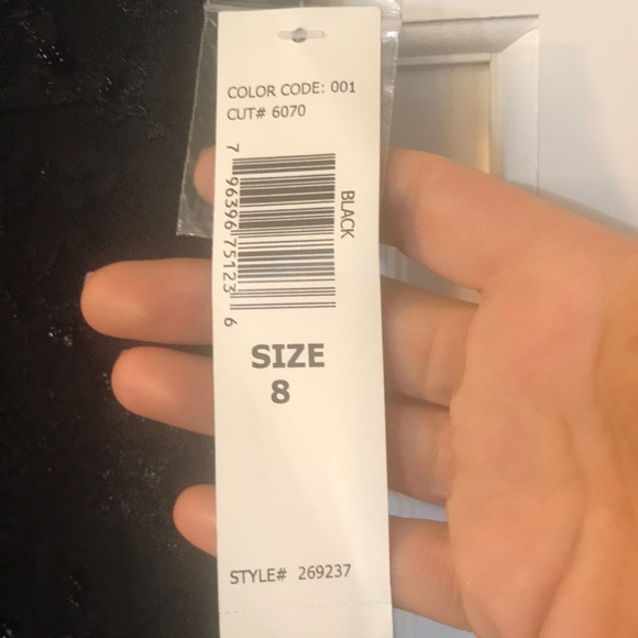 Elegant Floor-length black, lace & sequin gown. - Picture 4 of 5